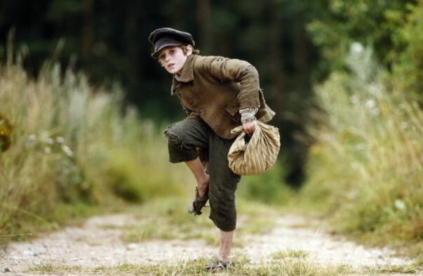 孤儿》的主要内容是什么简介     正当罗斯小姐考虑如何行动时,奥利弗