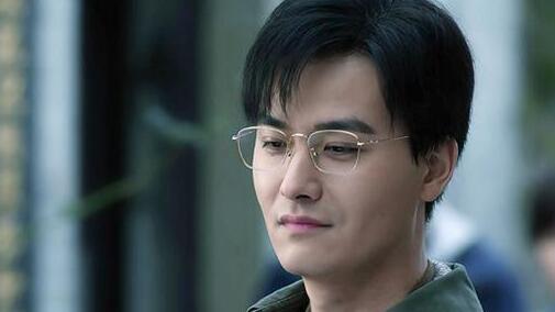 霍道夫第一次登场是在《沙海》当中,在小花解雨臣的葬礼上,他的