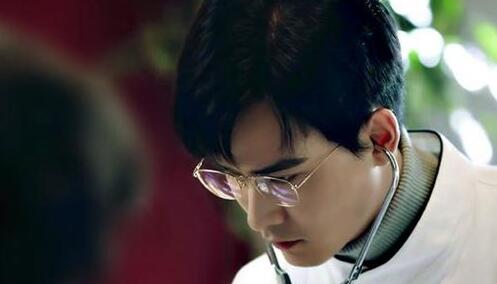 重启之极海听雷霍道夫是吴邪的人吗?